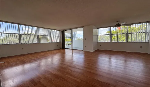 Huge Living area w/lots of windows and natural light and balcony