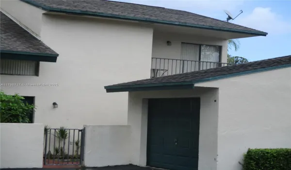 Front Door to the Left
Garage to te Right