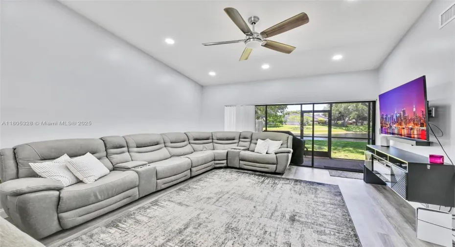 Vaulted ceilings give the room a spaciou feel
