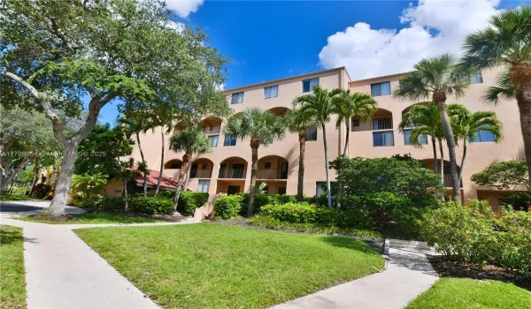 Delray Racquest Club building style