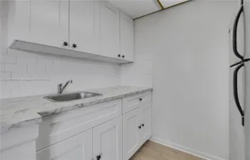 Brand New Renovated Modern Kitchen!