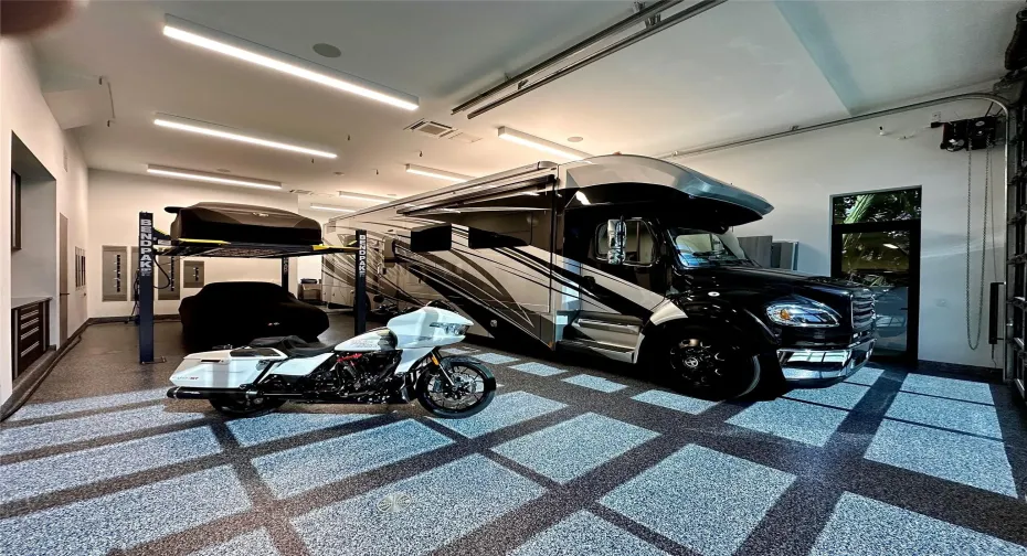 GARAGE 1 OF 3 LARGE ENOUGH ROOM FOR 2 FULL SIZE MOTOR HOME COACHES! HANG TRAILERS FROM CEILING!