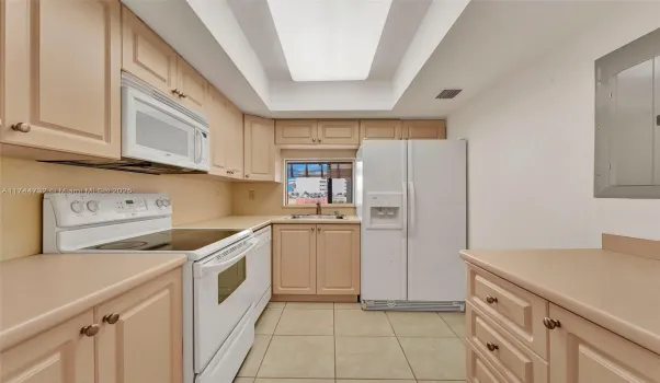 great condition well kept kitchen with lots of natural light