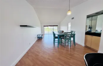 Vaulted ceilings, light and bright 2/2 with lake view