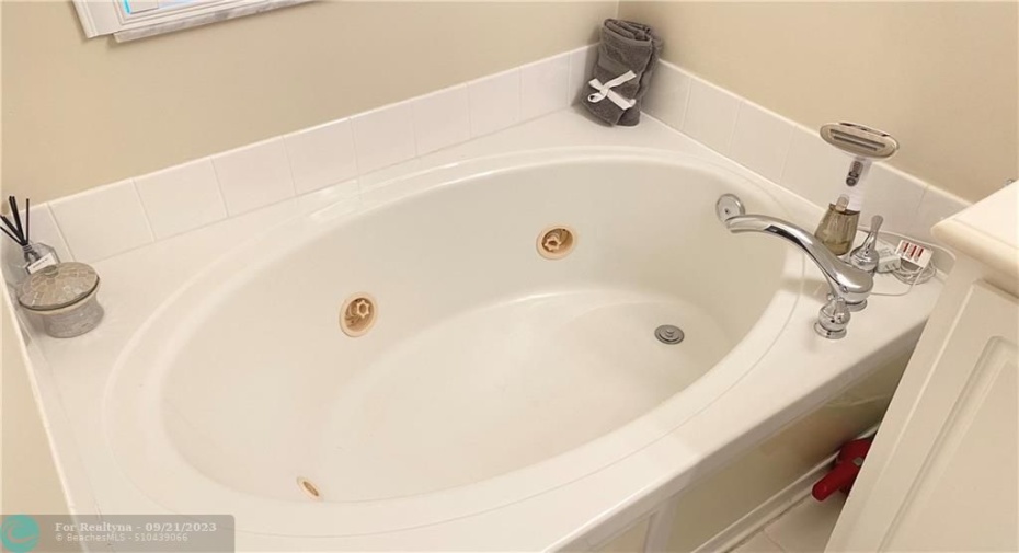 Main suite jetted tub
