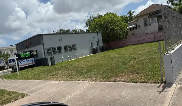corner LOT T-6 8-O ! TOAL SQ., FT., 10,300 INCOME FREE STANDING BILDING