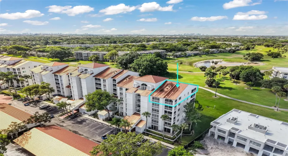 Top-floor corner unit outlined for reference, showcasing its premium location overlooking the golf course.
