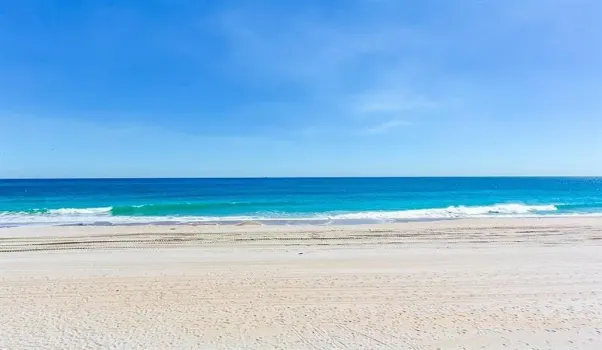 Walk to beautiful Fort Lauderdale Beach!