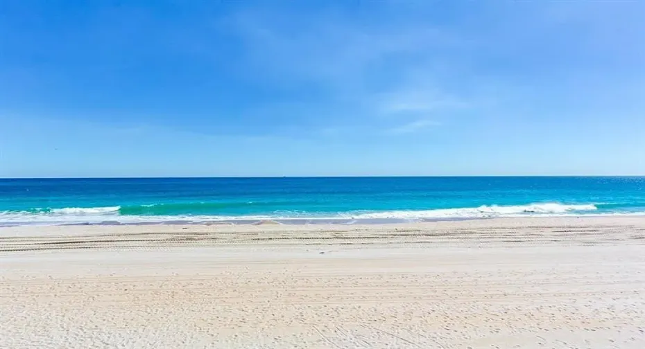 Walk to beautiful Fort Lauderdale Beach!