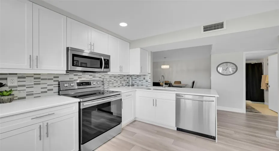 Beautiful Kitchen with Quartz and SS appliances