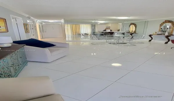 Very large and ample condo