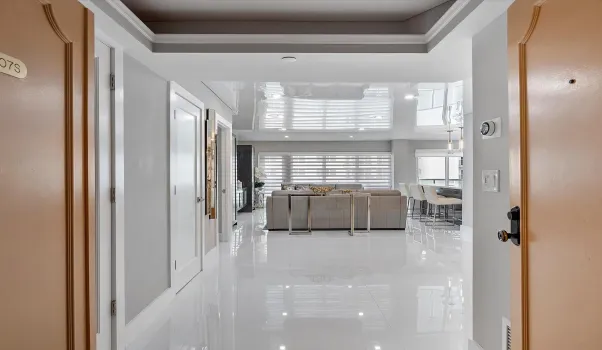 BEAUTIFUL WIDE FOYER