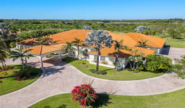 5 ACRE ESTATE. AMAZING HOME OR IDEAL FOR VENUE.