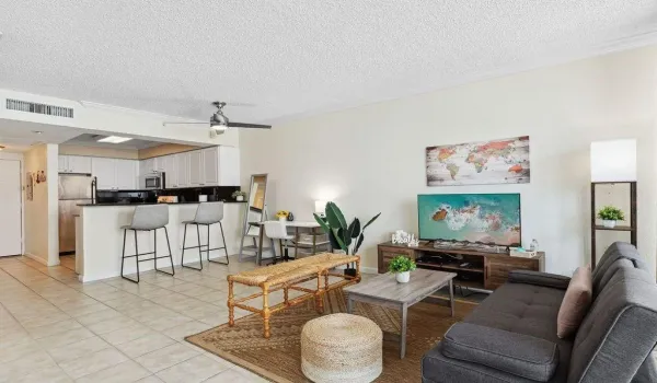 VERY SPACIOUS OCEANSIDE STUDIO WITH BALCONY