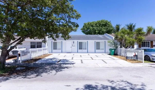 Front - 4821 SW 139th AVE - Miami - FL - 33175