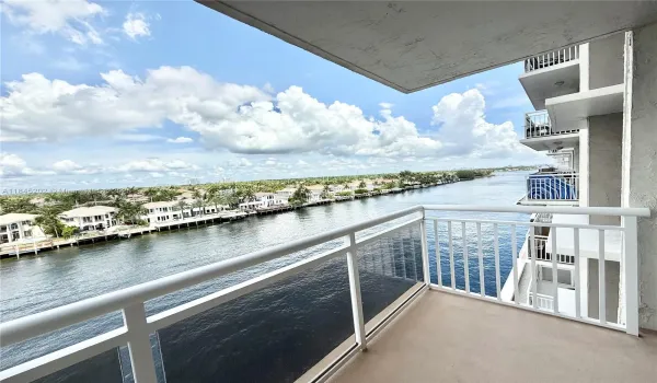 Huge balcony with great views of the intracoastal & beautiful sunsets.