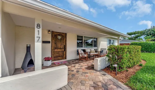 TROPICAL, EXOTIC, LUSH RESORT OASIS-PROFESSIONALLY LANDSCAPED!