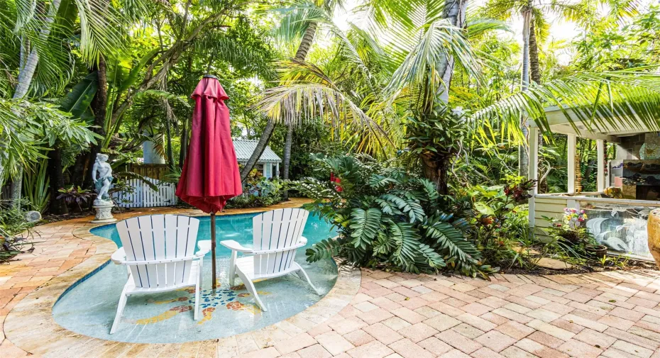 Shallow area for chairs and umbrella