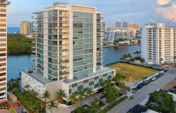 Direct Intractostal Near Galleria Mall & Publix. Walk to Beach & Birch Park.