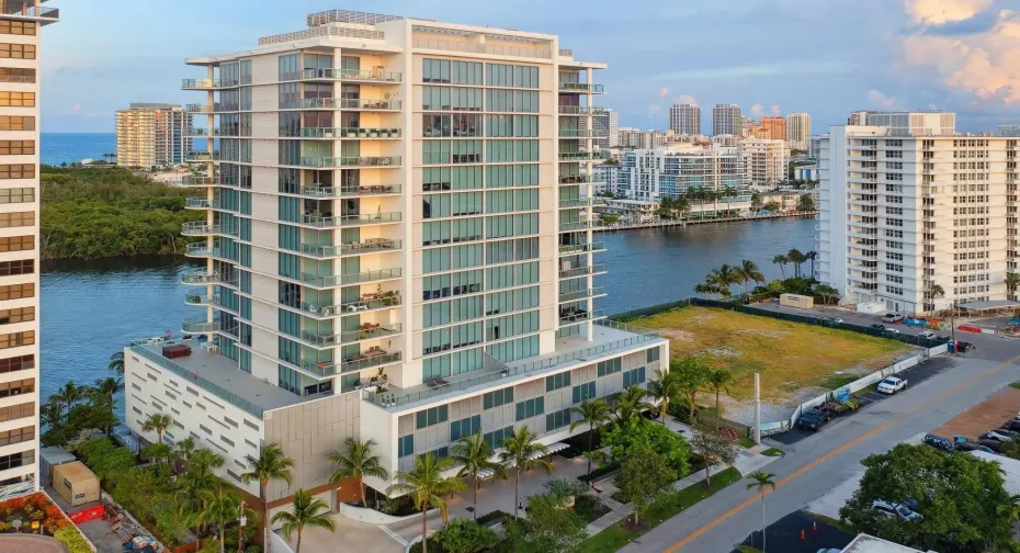 Direct Intractostal Near Galleria Mall & Publix. Walk to Beach & Birch Park.