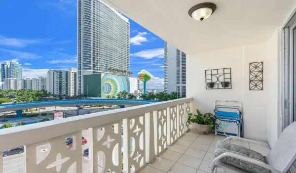 Great views of Hallandale Beach and the intracoastal from your balcony!
