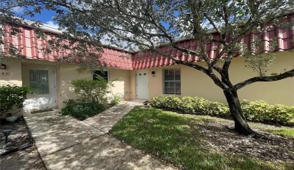 Come on in to this one story villa