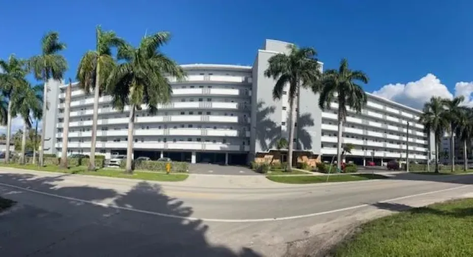 VERY CLEAN FRESHLY PAINTED BUILDIN, VERY WELL MAINTAINED
