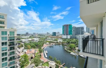 Sit on your balcony and watch the beautiful New River boats go by !