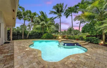 Overlooking the Players Course in Weston Hills, this gorgeous luxury residence is avail for rent or for sale.

