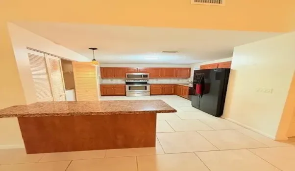 WITH SMALL ISLAND/BREAKFAST NOOK