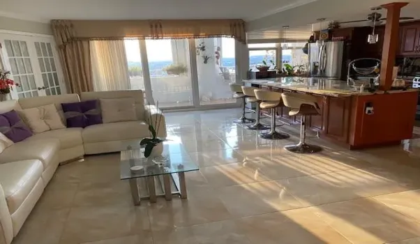 LIVING ROOM W/OPEN KITCHEN