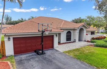 Lushly landscaped front & back cule sac location