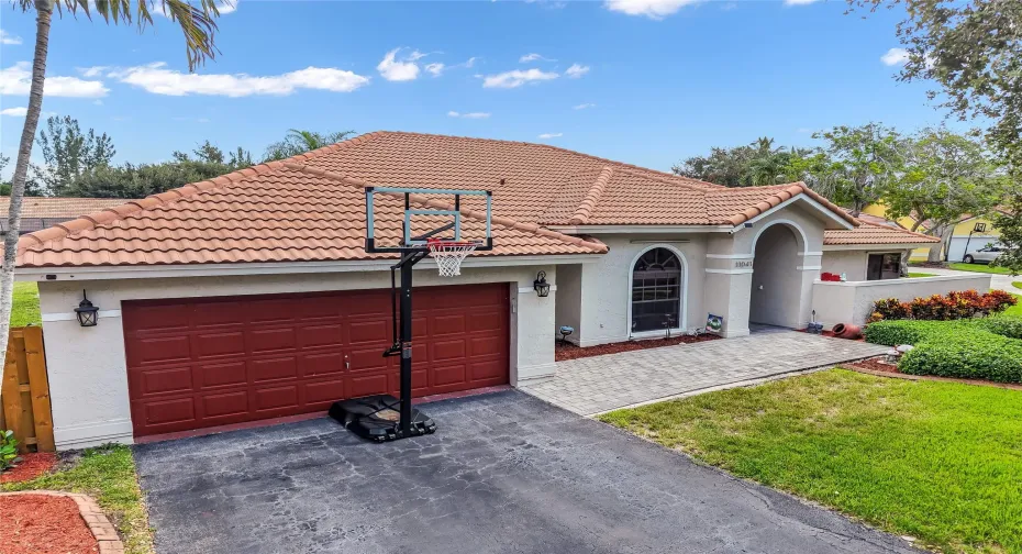 Lushly landscaped front & back cule sac location