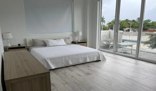 Huge primary bedroom with king size bed electric black out, big balcony and walking closet