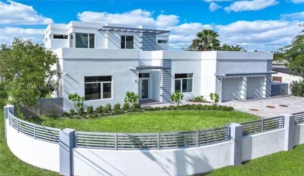 This CBS, BUNKER home is made of steel and reinforced concrete. Protects home from hurricanes, storms and other external factors such as termites, mold, and overheating.
