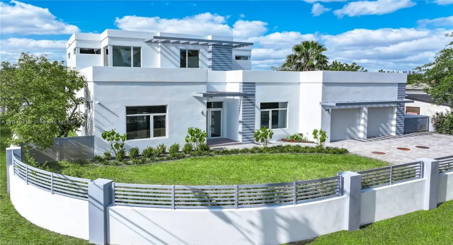 This CBS, BUNKER home is made of steel and reinforced concrete. Protects home from hurricanes, storms and other external factors such as termites, mold, and overheating.