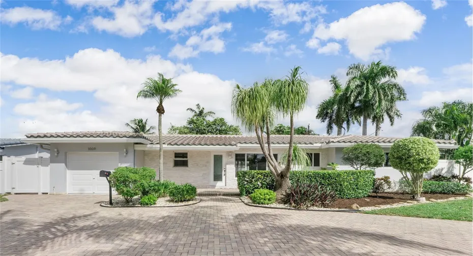 Welcome to 1009 SE 10th Court in The Cove, DFB!