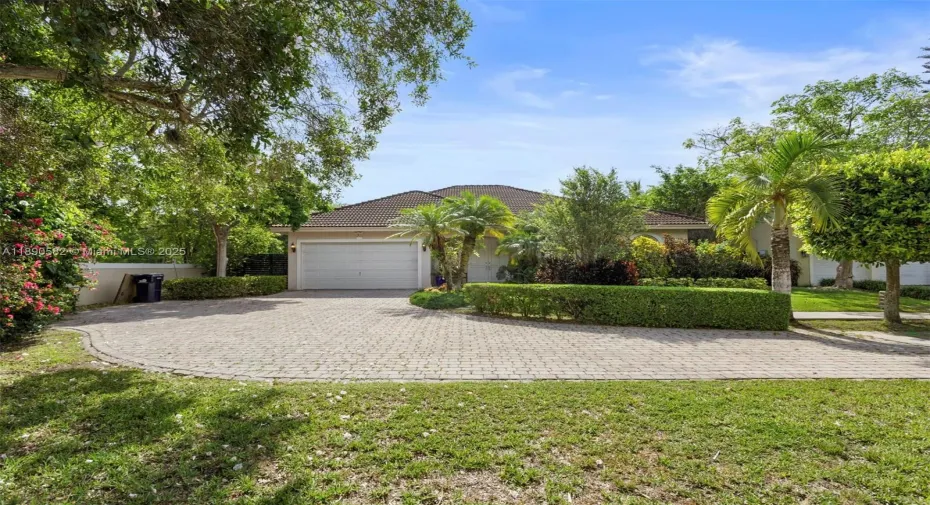 LONG DRIVEWAY FOR PARKING