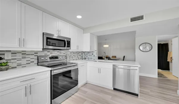 Beautiful Kitchen with Quartz and SS appliances