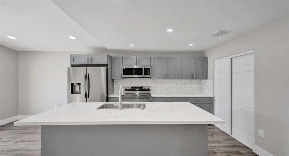 WELL EQUIPPED KITCHEN