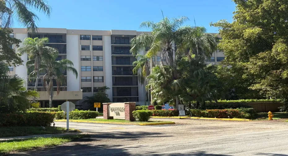 Acces to Condo from 195th ST