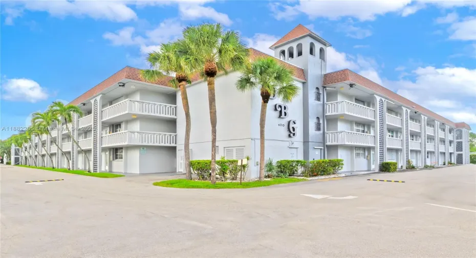 Unit is located in the 3rd floor, has elevator.