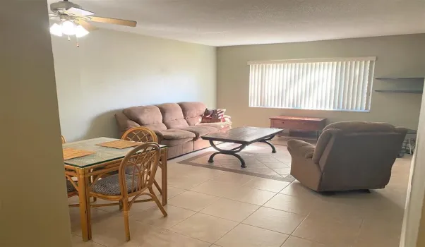 LARGE LIVING ROOM !