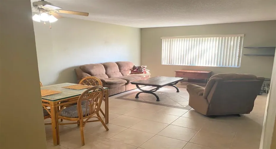 LARGE LIVING ROOM !