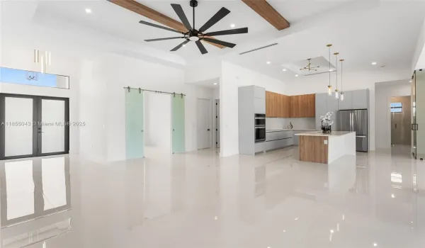 Open & Bright Layout