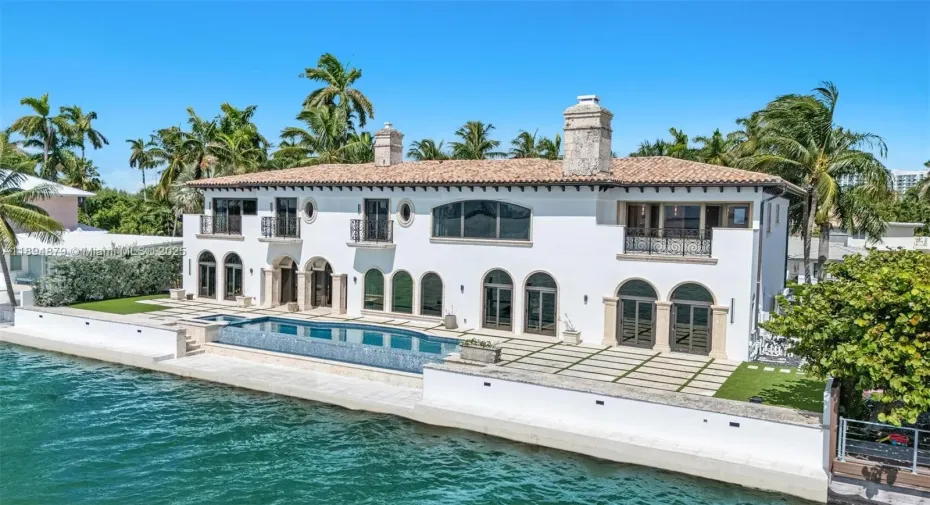 118 ft frontage & 40 ft+ infinity pool