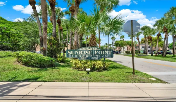 Entrance off 128th St in Pinecrest
