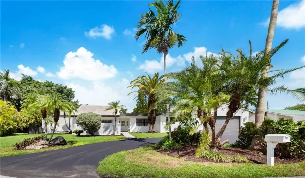 Bright 4BR, 2.5BA home on Palmetto Bay. Double car garage