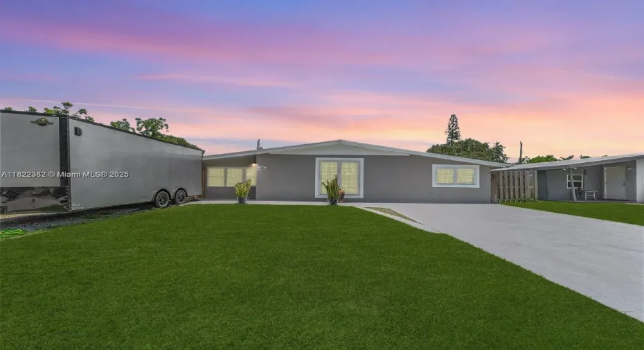 Updated Single-family home in the center of Hollywood