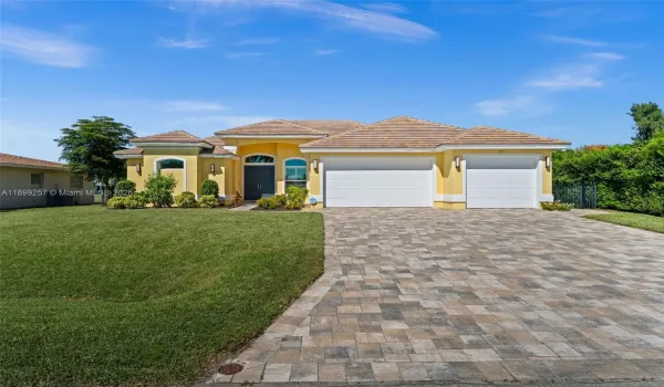 Welcome to 211 SE 37th Lane. Welcome home!